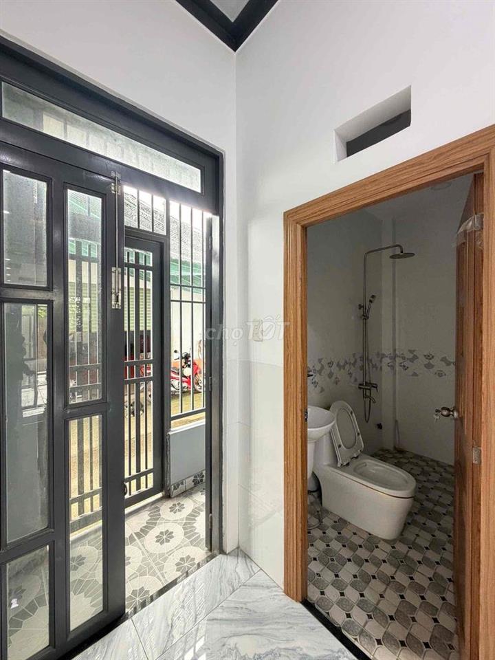 NHÀ 2 MẶT TIỀN TRƯỚC SAU