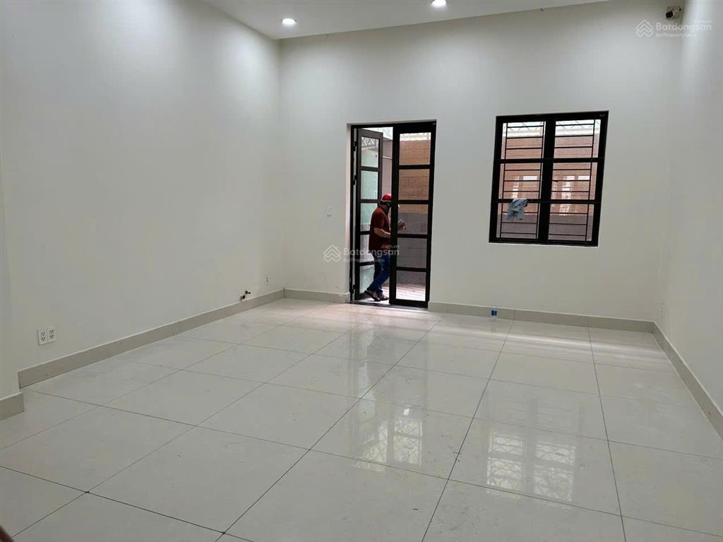 Bán nhà mặt tiền đường yên thế khu sân bay, diện tích 5x20m trệt 3 lầu