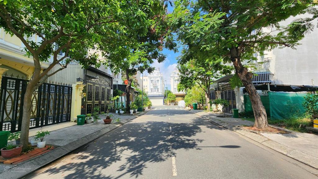 Bán lô đất dt 5x20m  đường thông ra trường học nhiều dân cư  thuận tiện kinh doanh