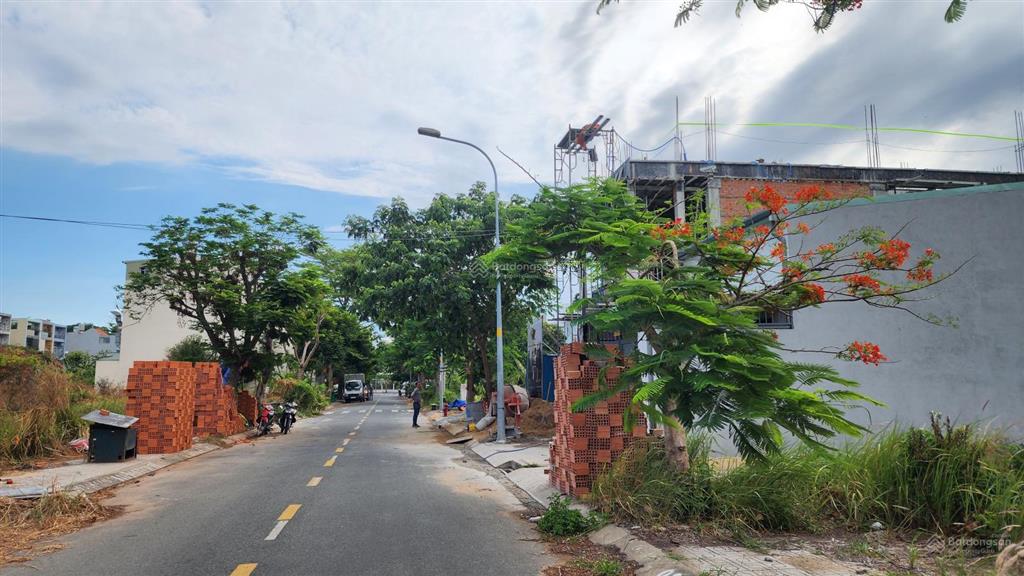 Bán lô đất dt 5x20m  đường thông ra trường học nhiều dân cư  thuận tiện kinh doanh