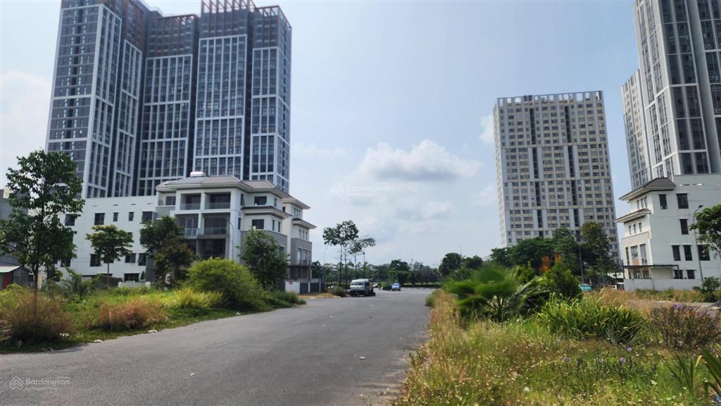 Cho thuê căn góc 200m2 nhà phố lavila đường 33 cl rộng 22m đối diện chung cư
