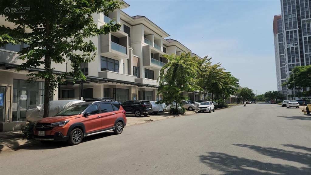 Cho thuê căn góc 200m2 nhà phố lavila đường 33 cl rộng 22m đối diện chung cư