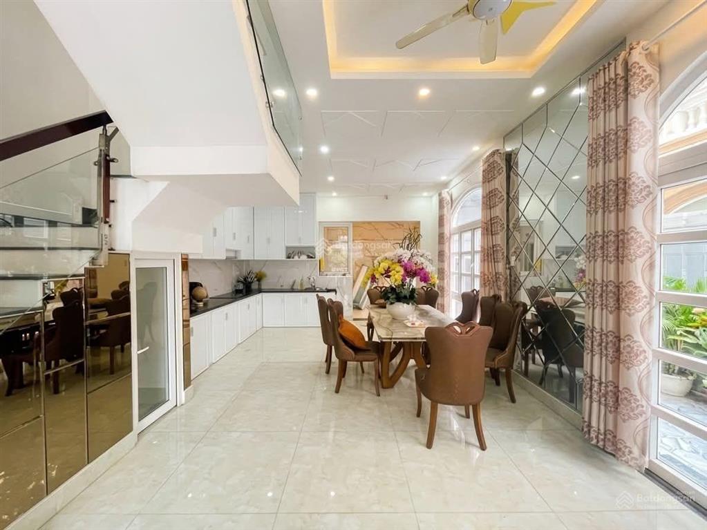 Cho thuê nhà dt 7x17m  1 trệt 3 lầu full nội thất