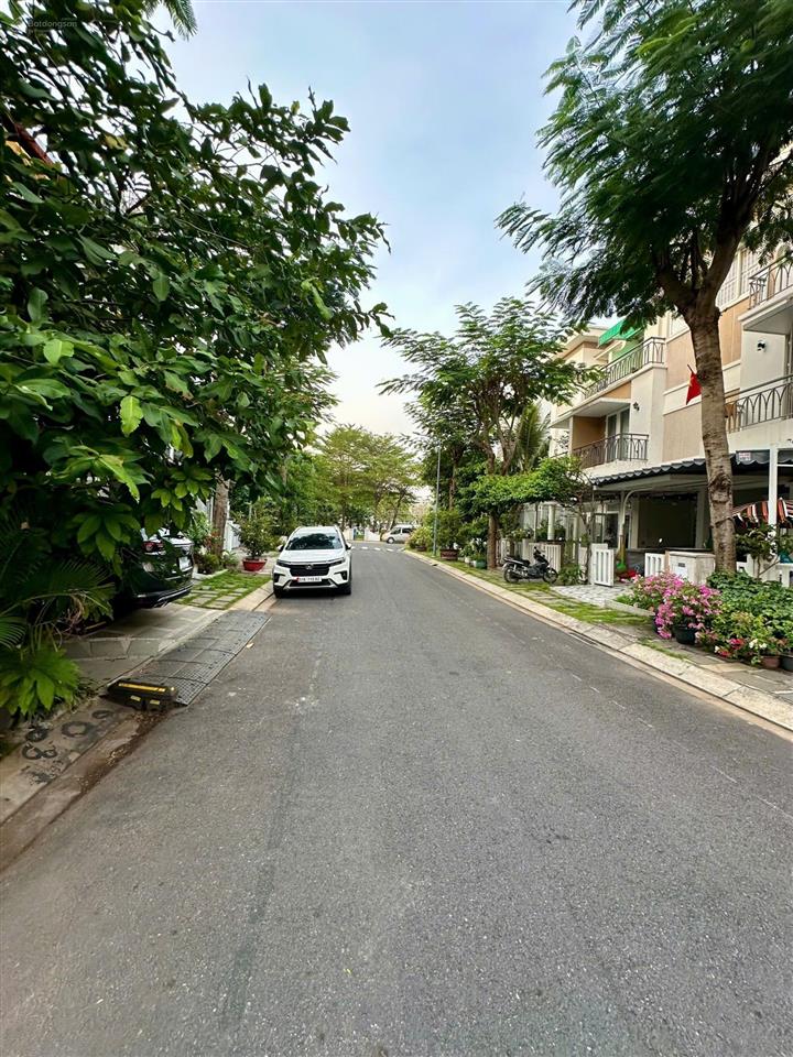 8.1 tỷ. lovera park 75m2 , 1 trệt 2 lầu. có sẵn hợp đồng thuê. hướng đông  sổ.  em tú xem nhà