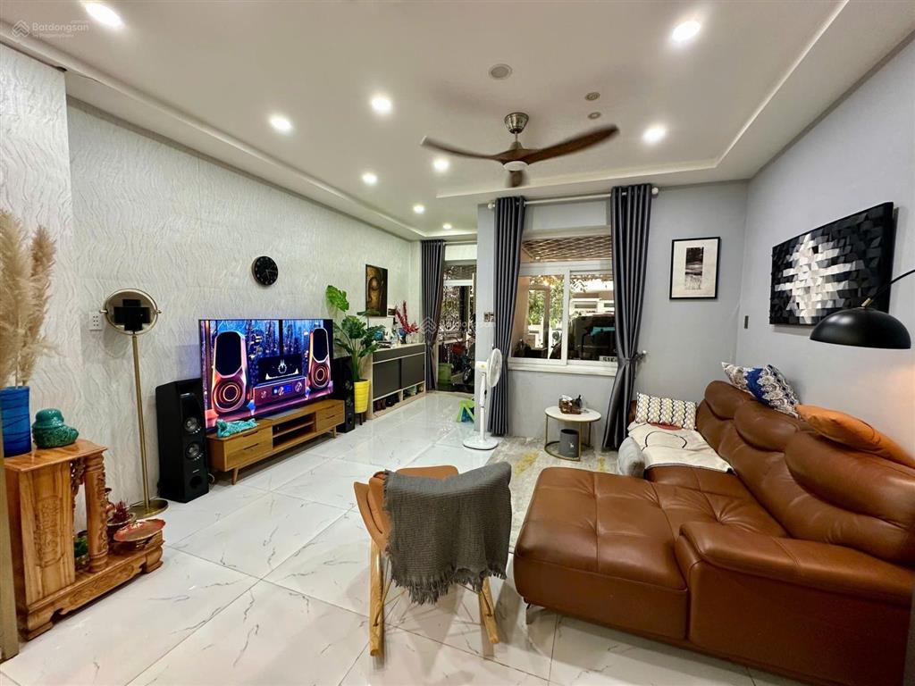 8.1 tỷ. lovera park 75m2 , 1 trệt 2 lầu. có sẵn hợp đồng thuê. hướng đông  sổ.  em tú xem nhà