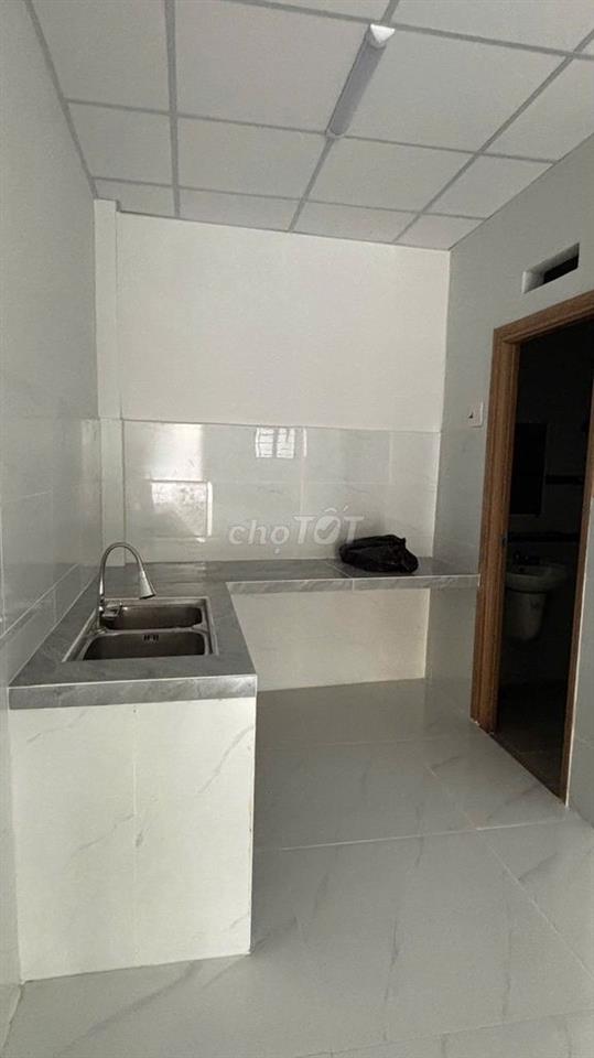 Nhà căn đôi mới xây, nội thất đẹp, sân rộng xe hơi...
