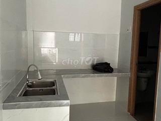 Nhà căn đôi mới xây, nội thất đẹp, sân rộng xe hơi...