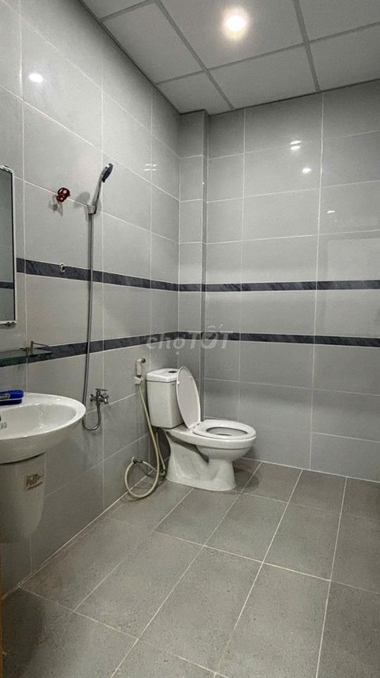 Nhà căn đôi mới xây, nội thất đẹp, sân rộng xe hơi...