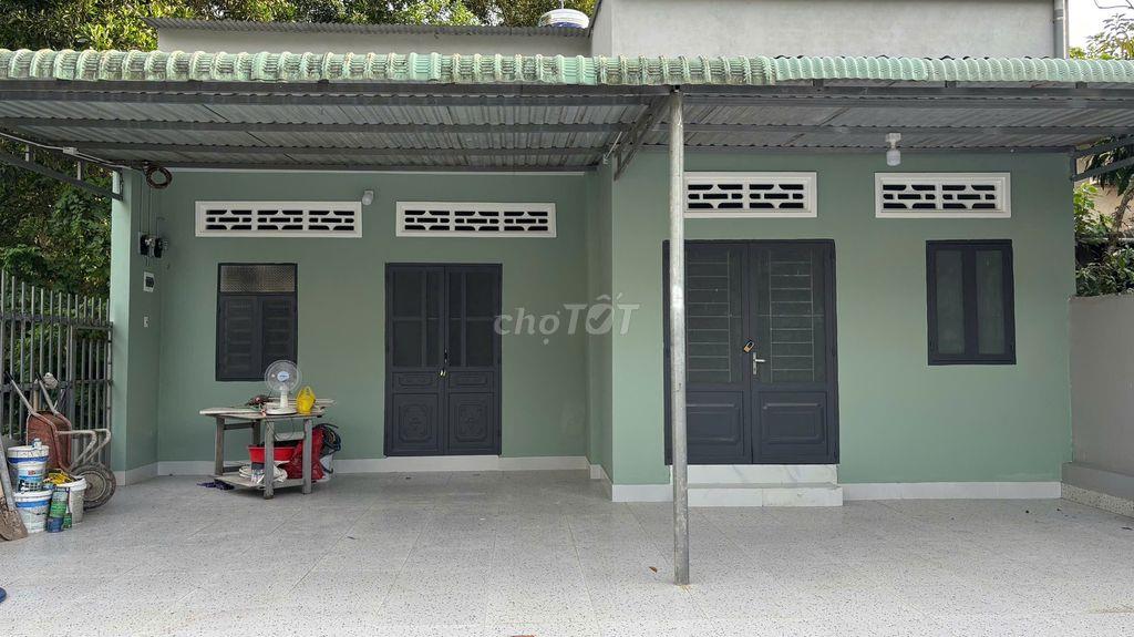 Nhà căn đôi mới xây, nội thất đẹp, sân rộng xe hơi...