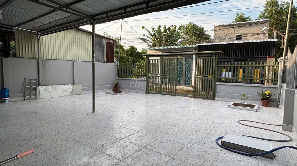 Nhà căn đôi mới xây, nội thất đẹp, sân rộng xe hơi...