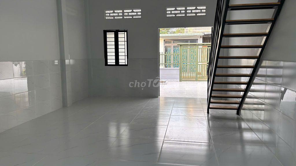 Nhà căn đôi mới xây, nội thất đẹp, sân rộng xe hơi...