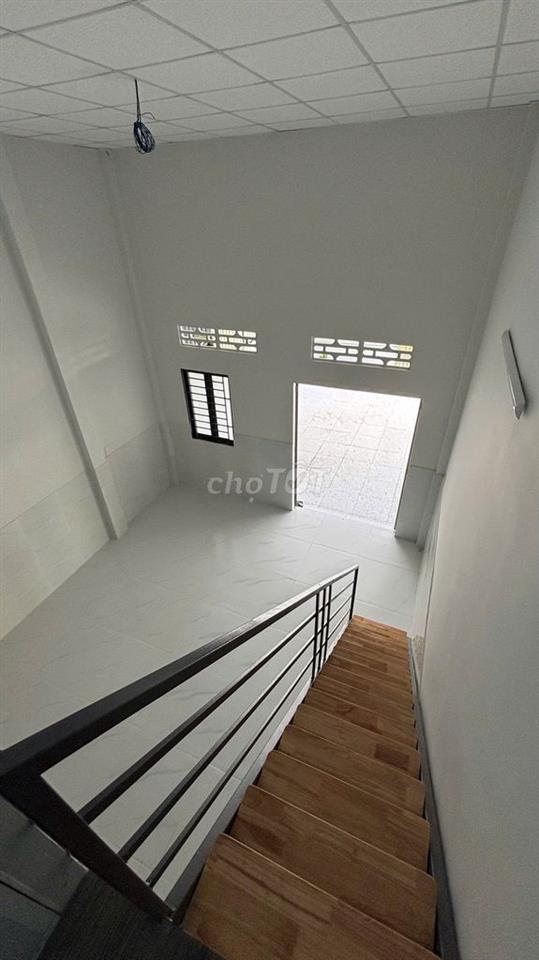 Nhà căn đôi mới xây, nội thất đẹp, sân rộng xe hơi...