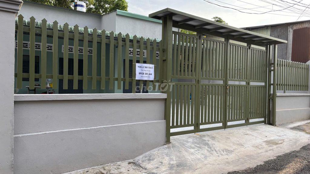 Nhà căn đôi mới xây, nội thất đẹp, sân rộng xe hơi...