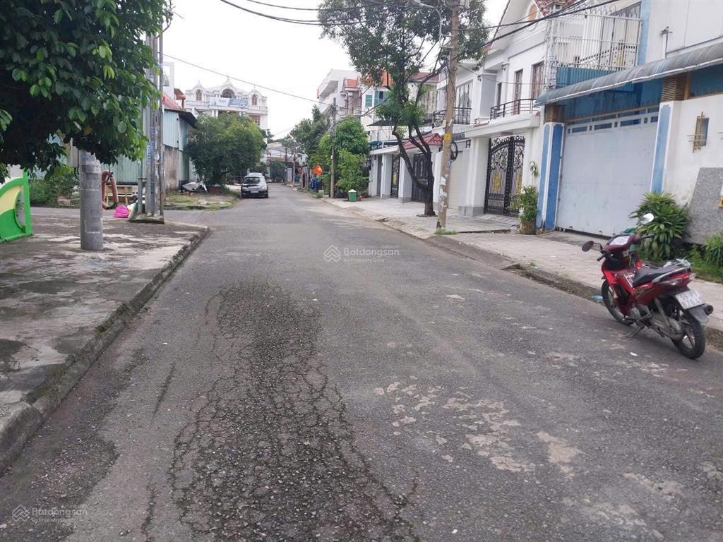 Cần bán gấp lô đất pttn q12 khu vực 10ha dt 7m x 15 đất thổ cư 100% sổ đẹp vuông vức đường xe tai