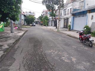 Cần bán gấp lô đất pttn q12 khu vực 10ha dt 7m x 15 đất thổ cư 100% sổ đẹp vuông vức đường xe tai