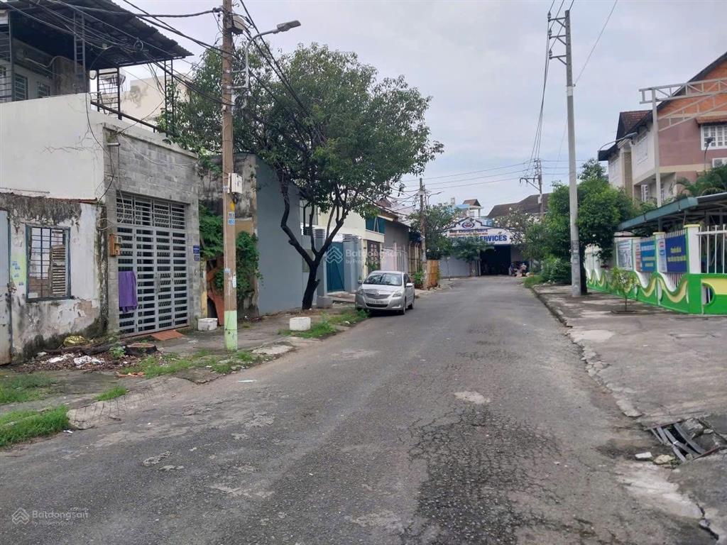 Cần bán gấp lô đất pttn q12 khu vực 10ha dt 7m x 15 đất thổ cư 100% sổ đẹp vuông vức đường xe tai