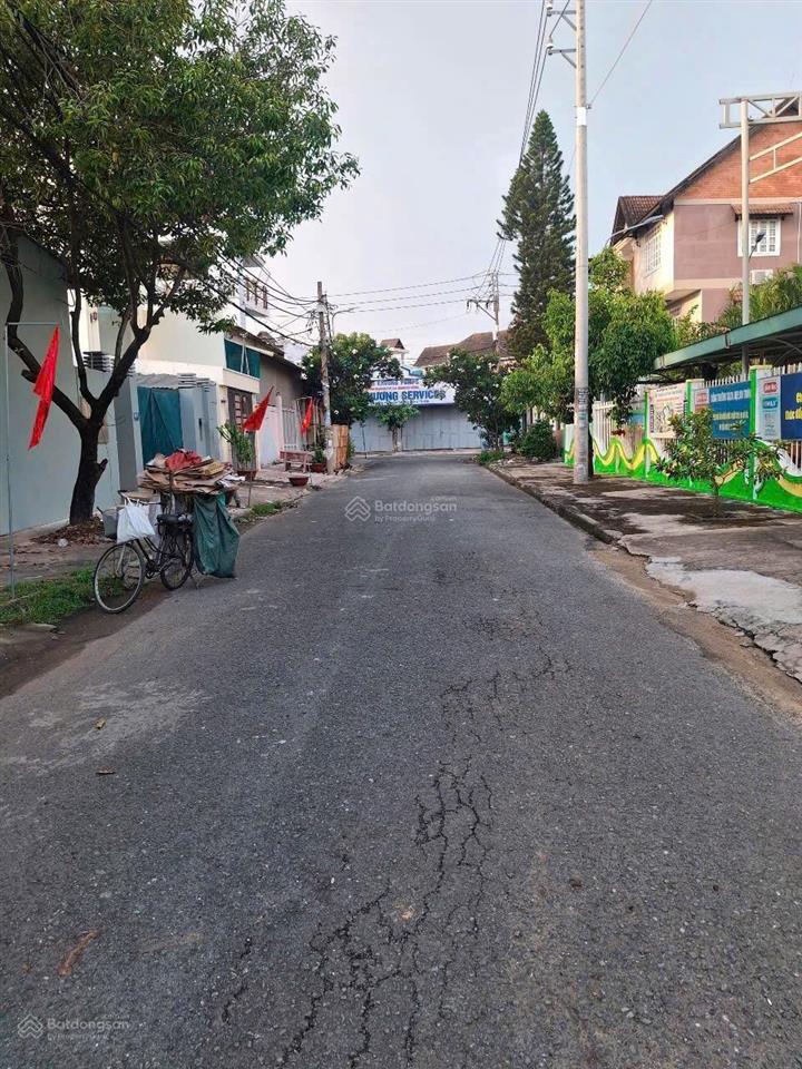 Cần bán gấp lô đất pttn q12 khu vực 10ha dt 7m x 15 đất thổ cư 100% sổ đẹp vuông vức đường xe tai