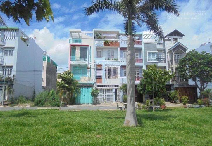 Bán nhà khu dân cư an sương dt 4.5x20 nhà đúc kiên cố 3 tấm rưỡi hướng đông nam đối diện công viên