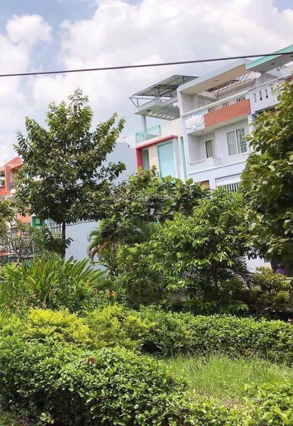 Bán nhà khu dân cư an sương dt 4.5x20 nhà đúc kiên cố 3 tấm rưỡi hướng đông nam đối diện công viên