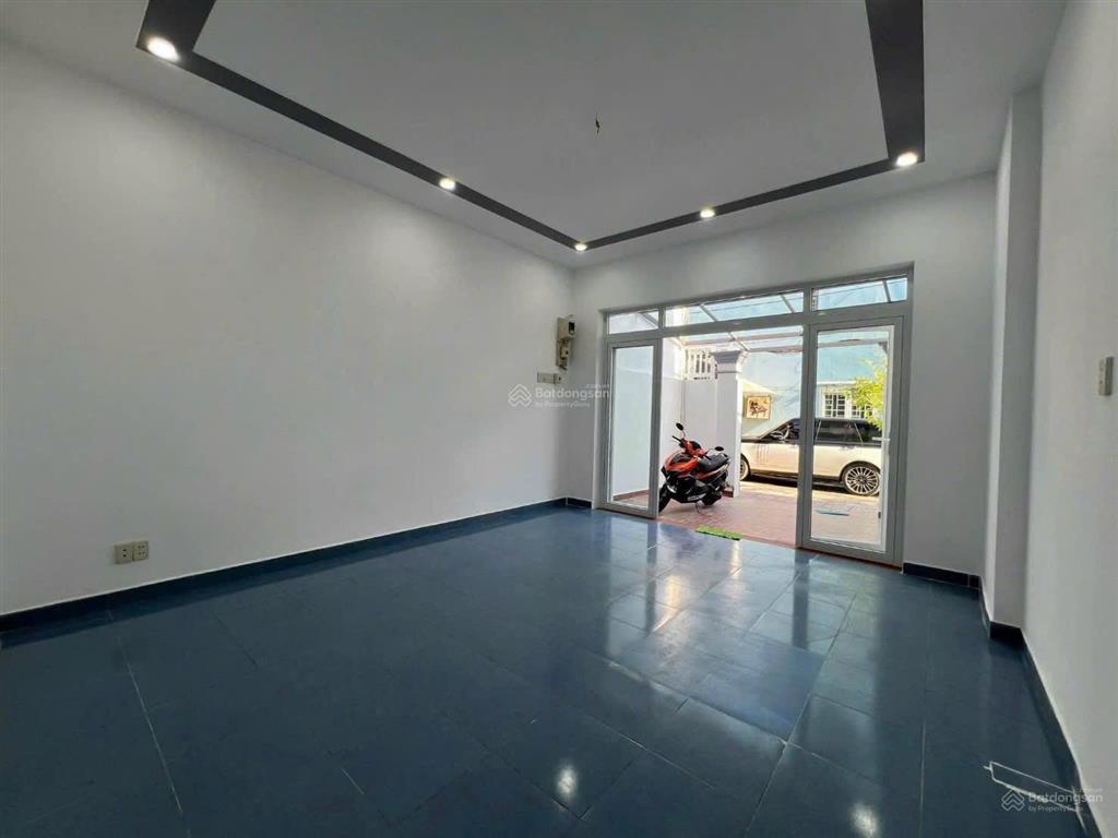 Phan huy ích  sát siêu thị emart. gần 80m2. ngang 4m5 x 17m, 1 trệt 2 lầu, giá 8,950 tỷ đường 10