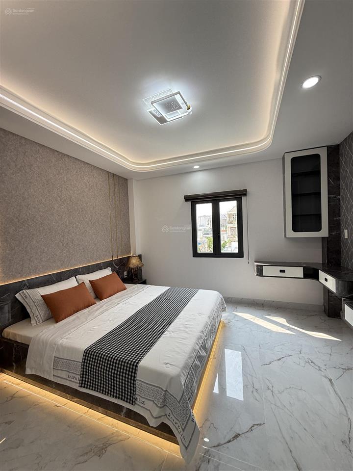 Nhà đẹp sát ngã tư ga  xây mới  6,4 tỷ