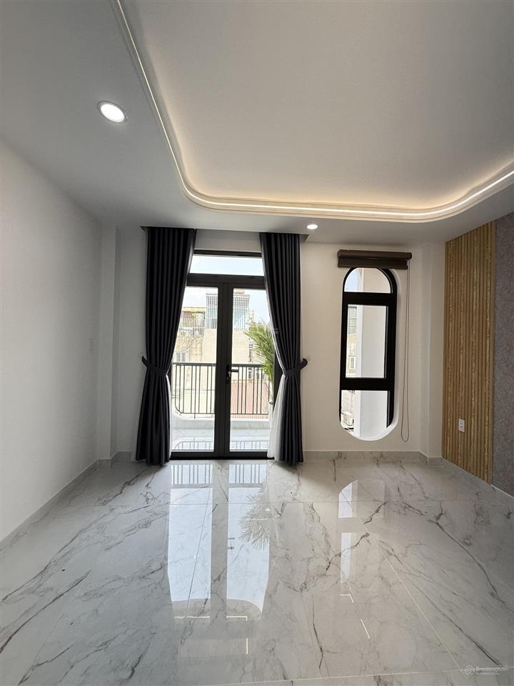 Nhà đẹp sát ngã tư ga  xây mới  6,4 tỷ