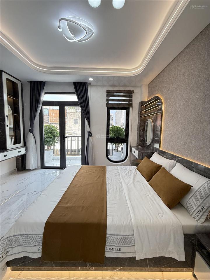 Nhà đẹp sát ngã tư ga  xây mới  6,4 tỷ