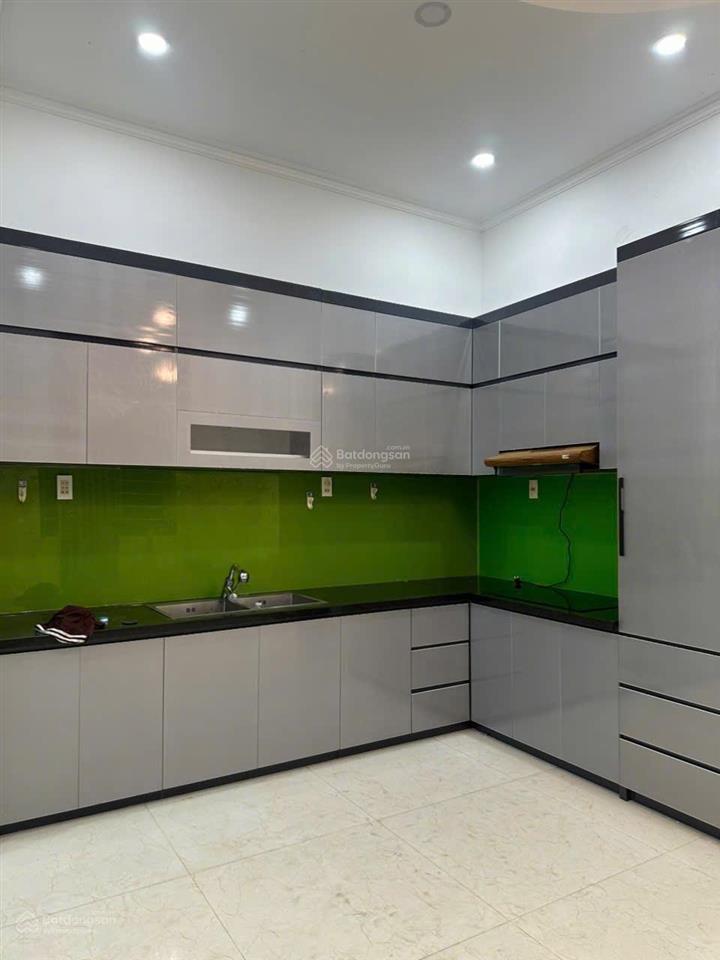 Cho thuê nhà nguyên căn, mặt tiền đường thông, sân xe hơi