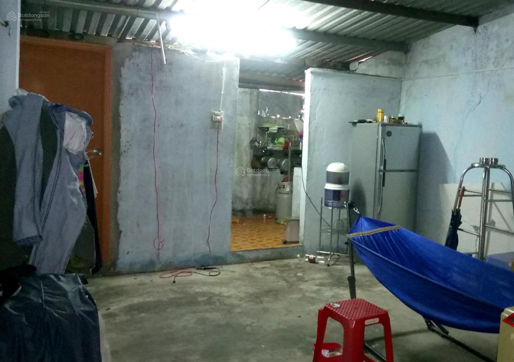 Nhà suốt nguyên căn 105m2 chính chủ, có gác, điện nước chính, hẻm rộng 4m.