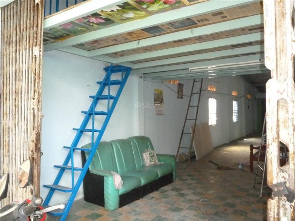 Nhà suốt nguyên căn 105m2 chính chủ, có gác, điện nước chính, hẻm rộng 4m.