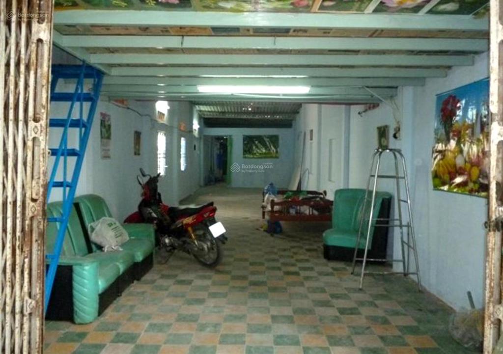 Nhà suốt nguyên căn 105m2 chính chủ, có gác, điện nước chính, hẻm rộng 4m.