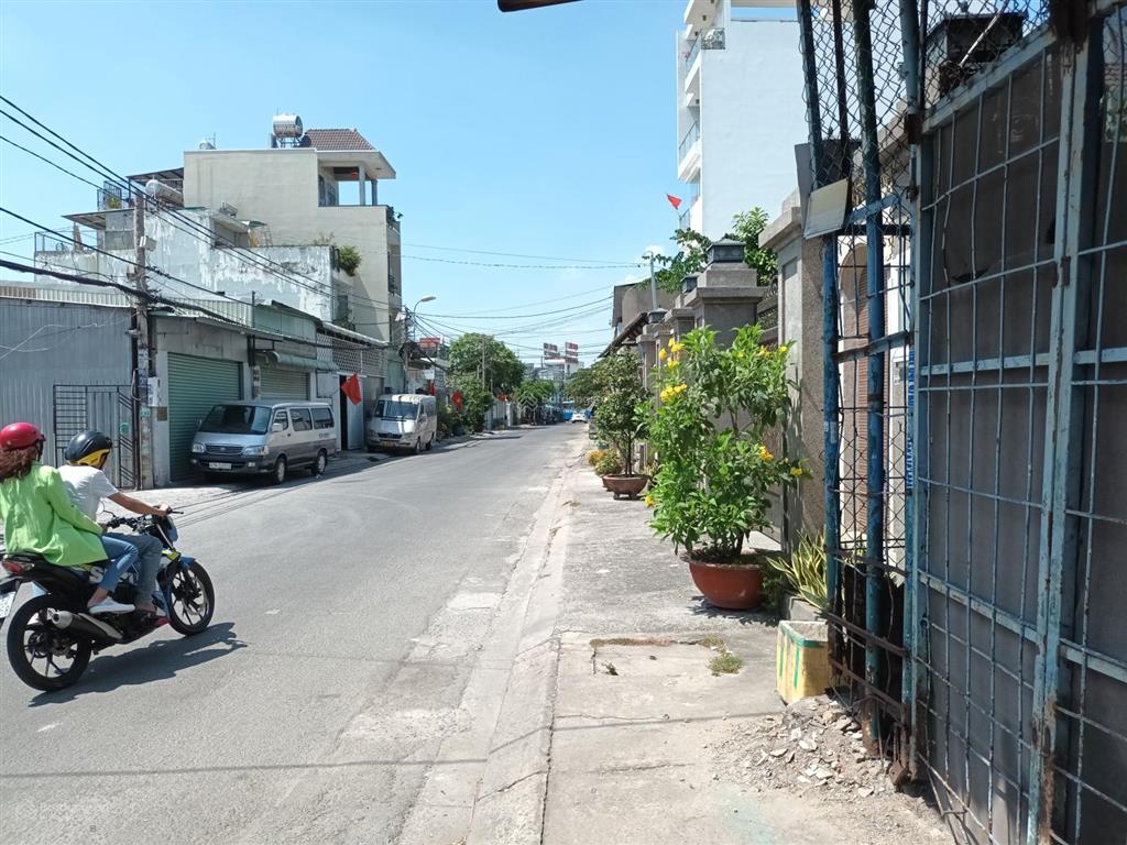 Nhà mặt phố quốc lộ 1 nay là đường lê đức anh, đường nhựa. giá tốt, thương lượng chính chủ