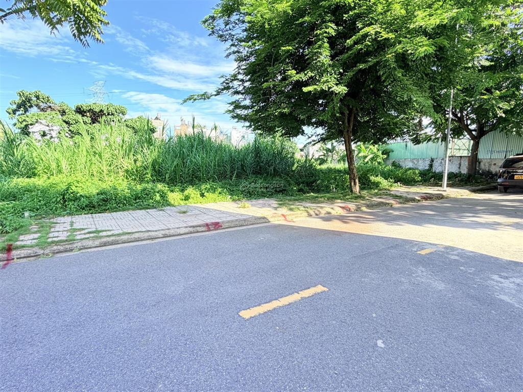 Mở bán 4 lô đất, giá từ 3,5 tỷ đến 3,850 tỷ. mua sỉ có giá tốt