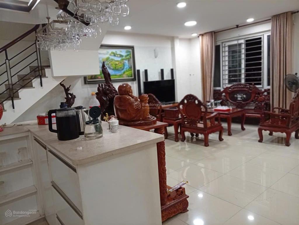 Gia đình mình chuyển đi cần bán lại căn penthouse thủ thiêm star 240m2 giá 7.5 tỷ