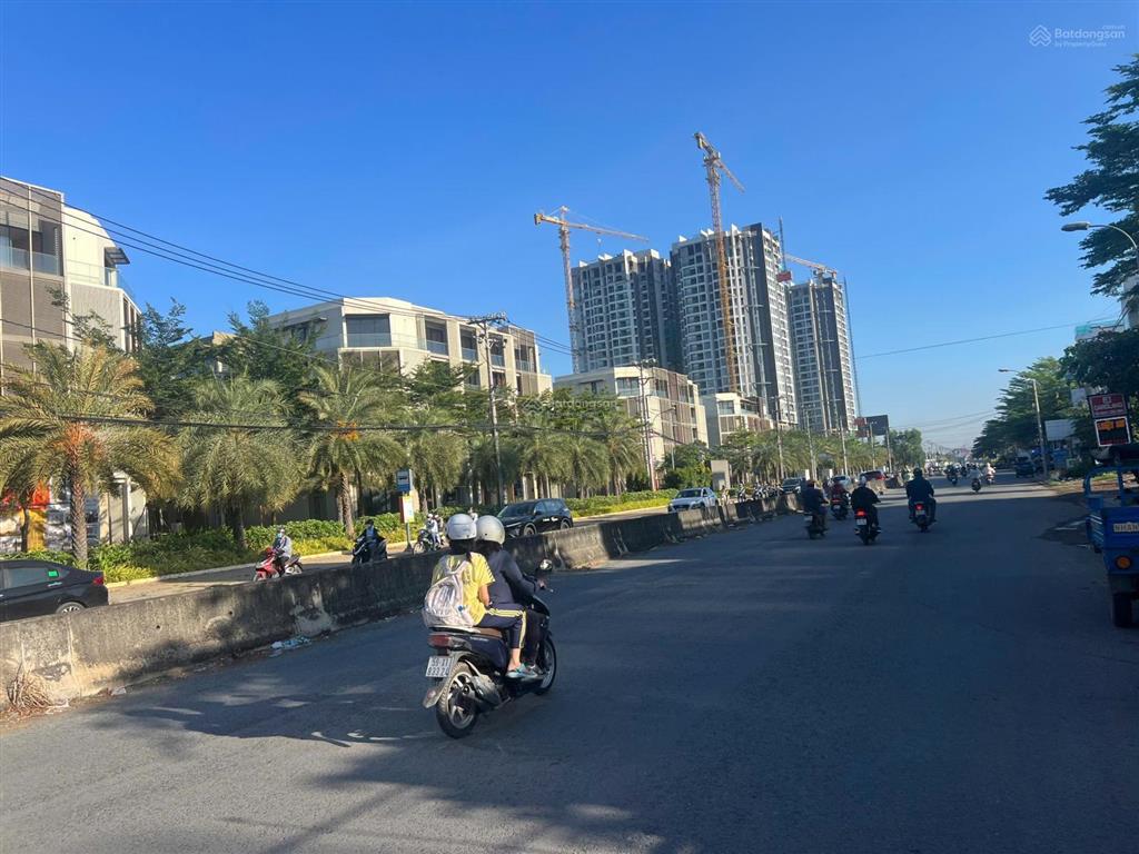 Bán đất mặt tiền đỗ xuân hợp  ngay đối diện global city. dt (10x25)m2. giá 300tr/m2