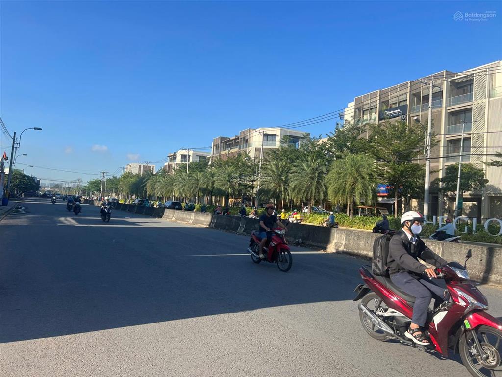 Đất mặt tiền đỗ xuân hợp đối diện global city  dt 5x25m  300tr/m2