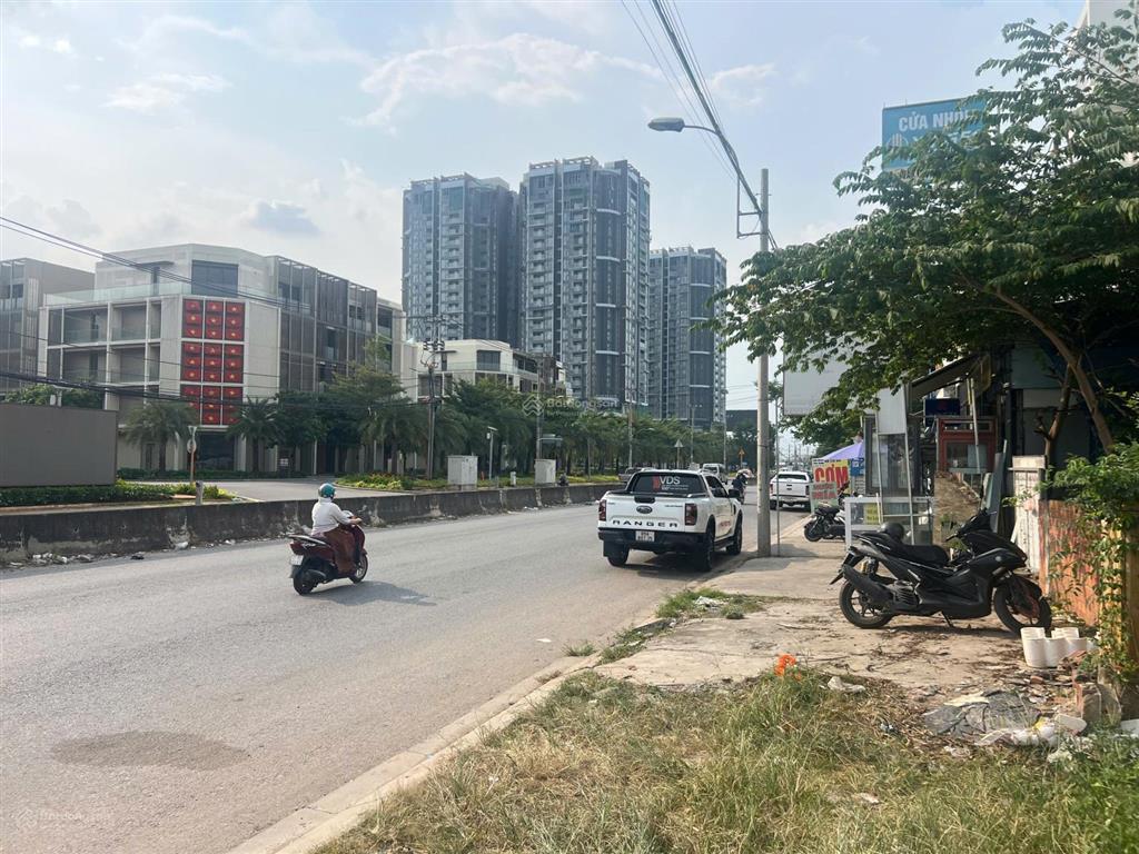Đất mặt tiền đỗ xuân hợp đối diện global city  dt 5x25m  300tr/m2