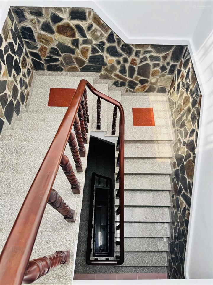 Chính chủ gửi bán nhanh căn nhà 3 lầu mt đường 49 phường bình trưng đông q2 cũ.tp hcm