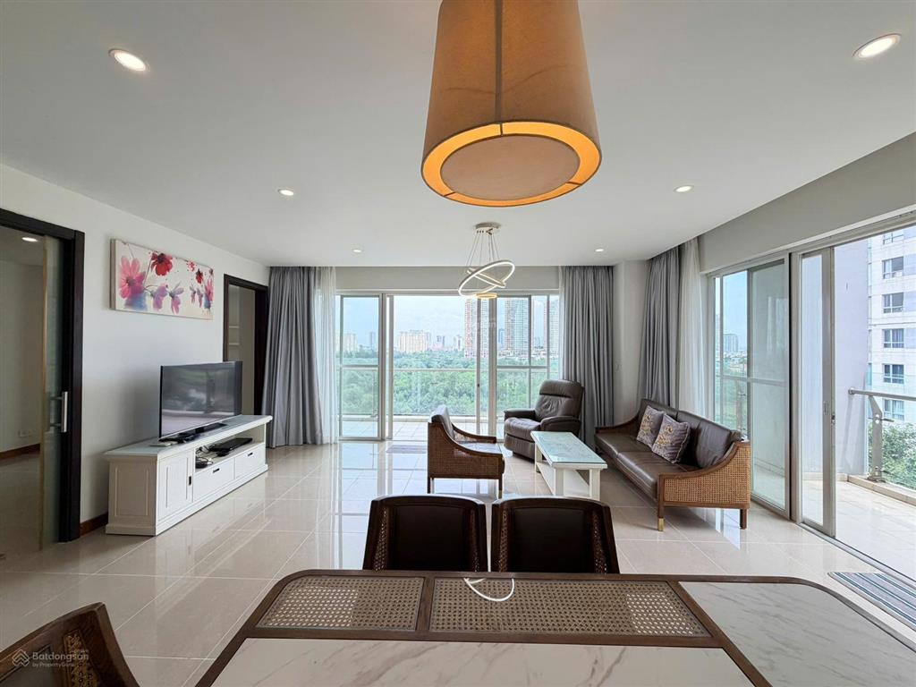 Cho thuê căn hộ duplex 3 phòng ngủ + 1 tại đảo kim cương, 200m2, view sông, nội thất đầy đủ