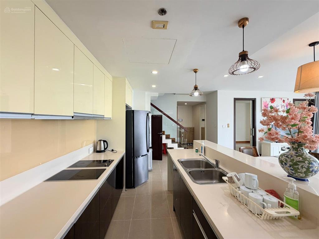 Cho thuê căn hộ duplex 3 phòng ngủ + 1 tại đảo kim cương, 200m2, view sông, nội thất đầy đủ