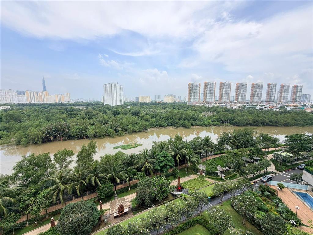 Cho thuê căn hộ duplex 3 phòng ngủ + 1 tại đảo kim cương, 200m2, view sông, nội thất đầy đủ