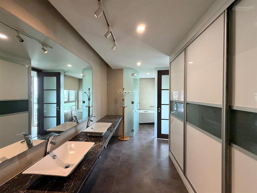 Cho thuê căn hộ duplex 3 phòng ngủ + 1 tại đảo kim cương, 200m2, view sông, nội thất đầy đủ