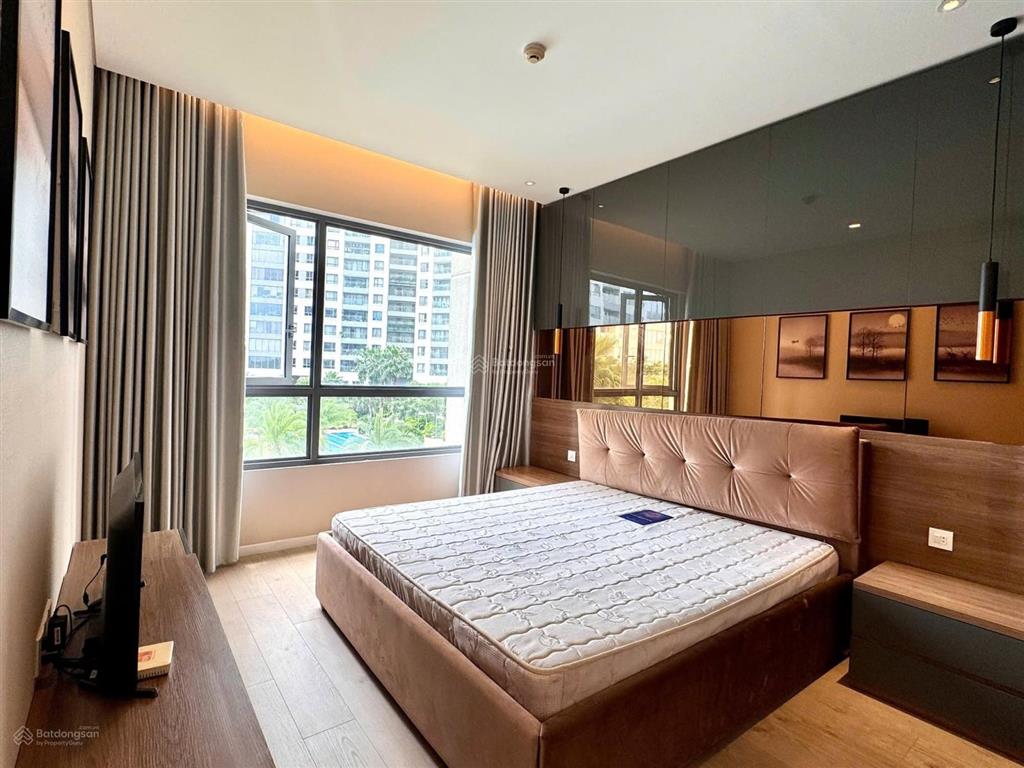 Cho thuê căn hộ 2 phòng ngủ đảo kim cương, 89 m2, view hồ bơi, nội thất đẹp, 27 triệu/tháng