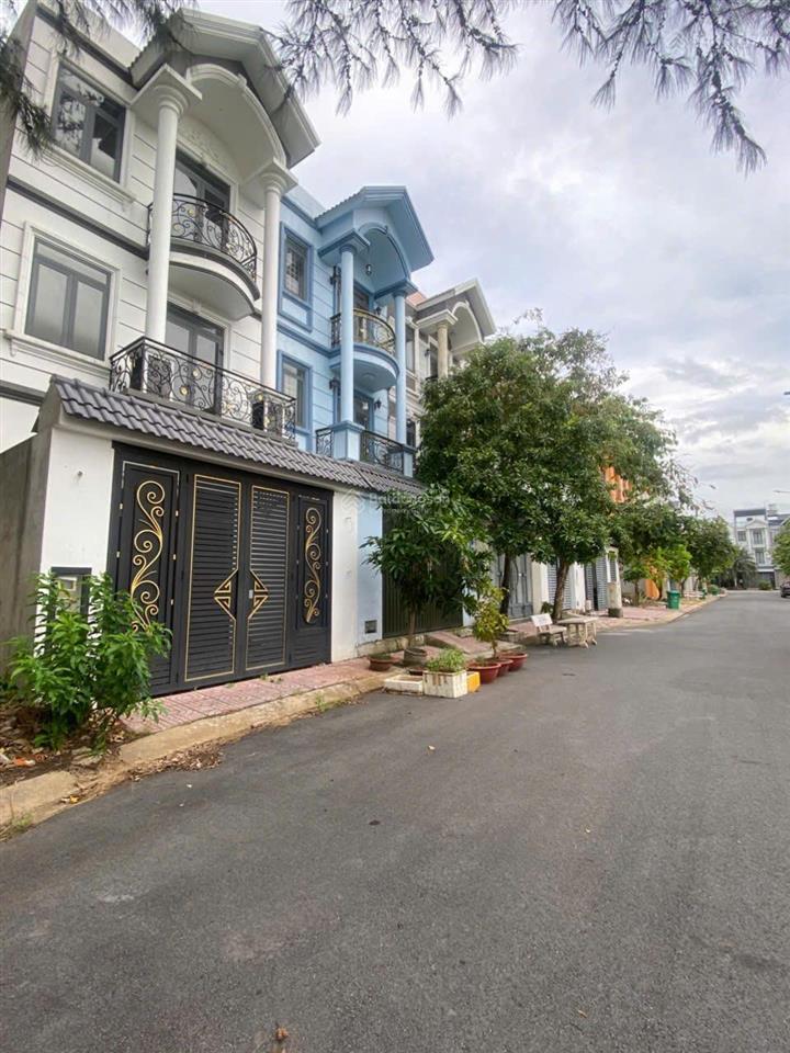 Bán căn nhà phố trệt + 2 lầu, 5mx20m, dtsd 225m2, đường 12m, sổ hồng chỉ 8,5 tỷ