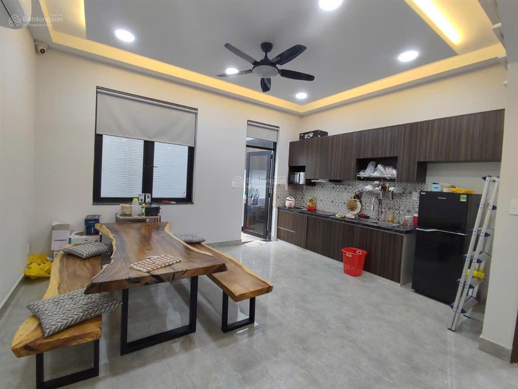 Chính chủ cần bán gấp nhà phố 1trệt 2 lầu citi bella 2, sổ hồng  giá 10 tỷ  q2   0938 783 ***