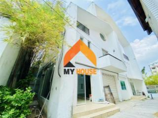 Villa kính trắng xinh trúc mọc đầu đình có 1  0  2