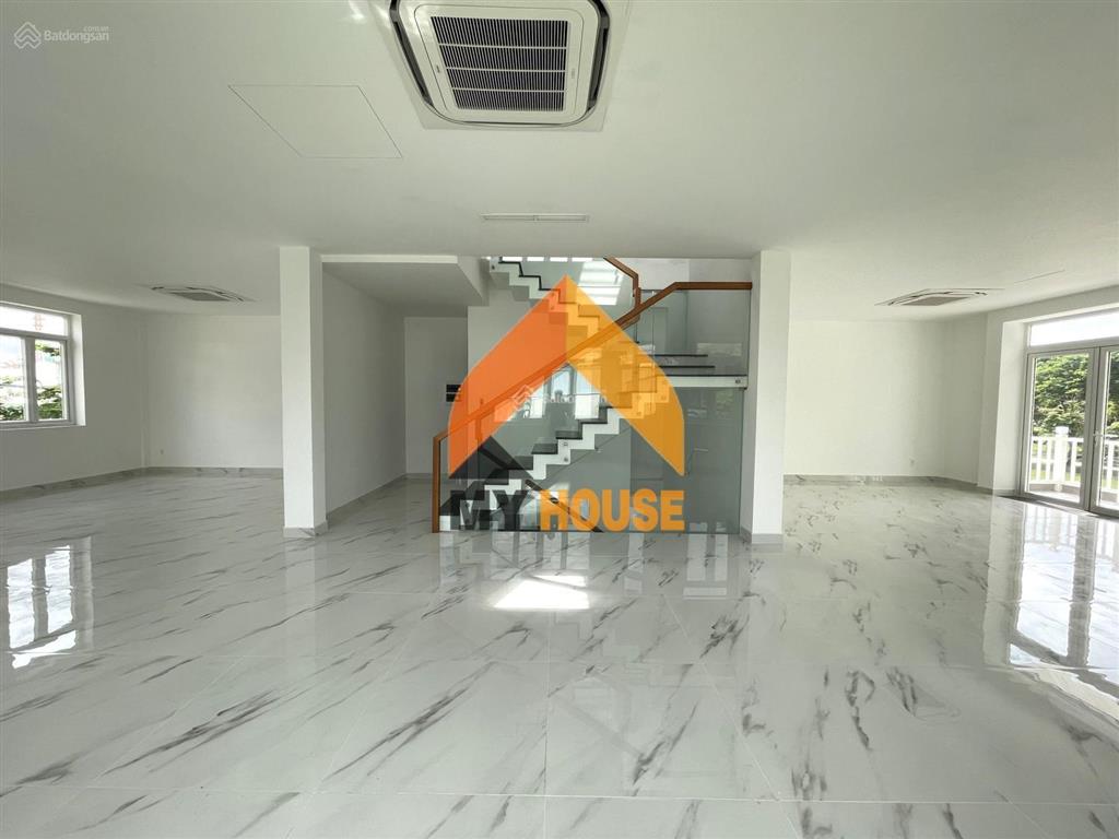 Chấn động villa dạng vp trống suốt đường 20m an phú,  0937 990 ***