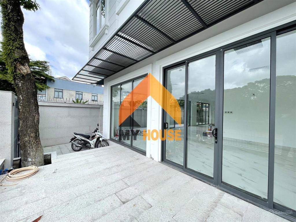 Chấn động villa dạng vp trống suốt đường 20m an phú,  0937 990 ***