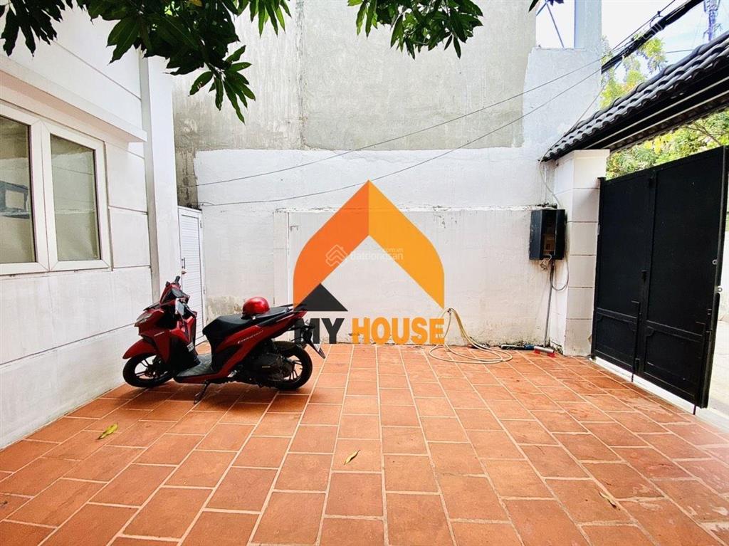 Nhà đẹp thảo điền cho thuê ngang 6m sân rộng đậu xe hơi luôn ạ