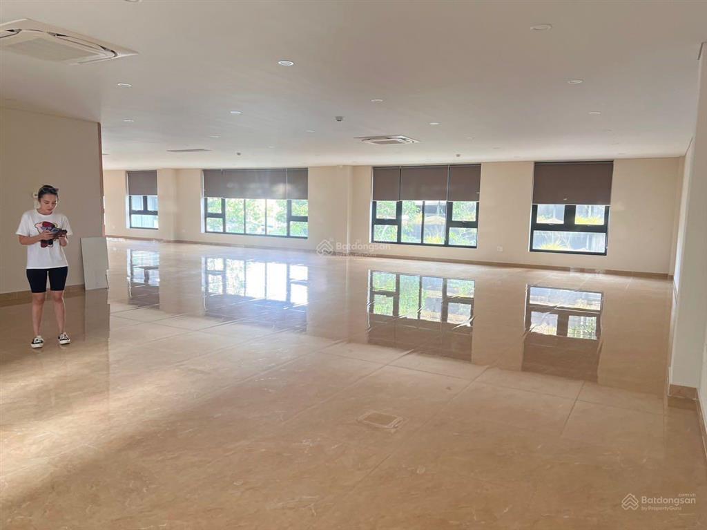 Cần bán tòa nhà ngay ubnd q. 2 sát tttm, đang là văn phòng cho thuê dt 500m2 giá 200tỷ  0906 768 ***